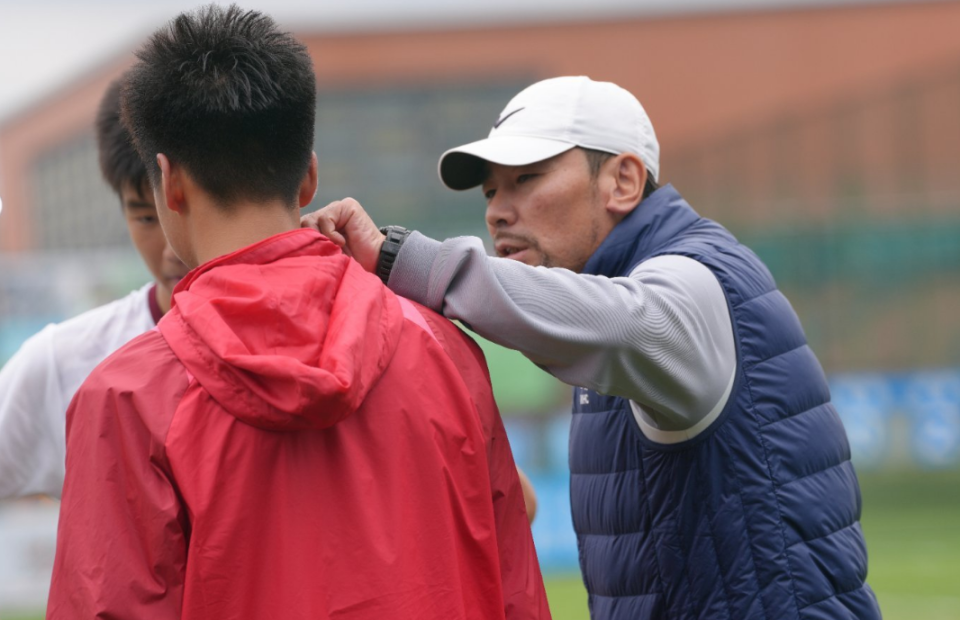 青岛球员犯, 结结实实踢